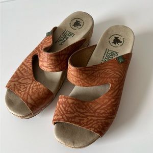 El Naturalista bendable clogs